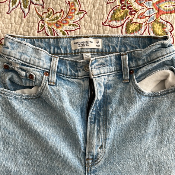 Abercrombie and Fitch Curve Love 90s High Rise Light Wash Jean sz 27 - Picture 2 of 3